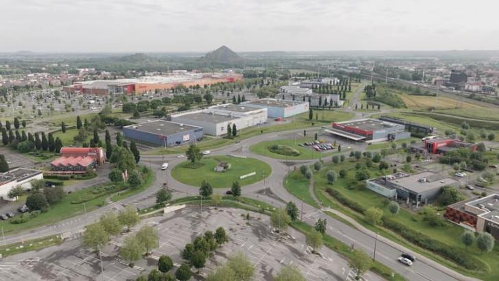 Photo aérienne montrant une zone commerciale